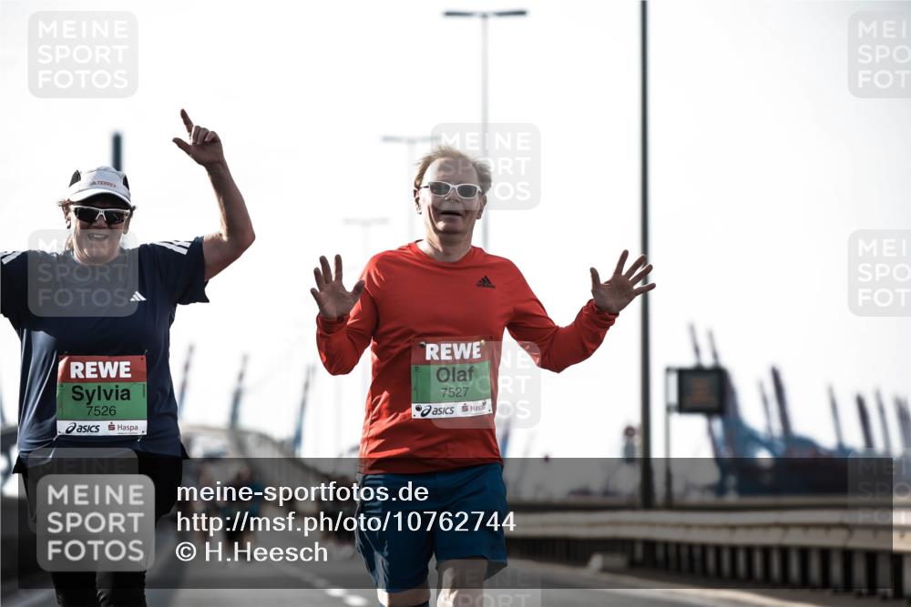 03.10.2026 - Köhlbrandbrückenlauf H.Heesch http://msf.ph/oto/10762744 03.10.2026 16:22:05 Position 3 7526, 7527 meine-sportfotos.de