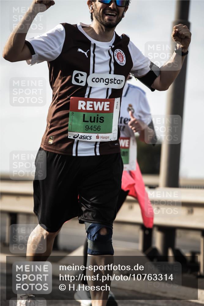 03.10.2026 - Köhlbrandbrückenlauf H.Heesch http://msf.ph/oto/10763314 03.10.2026 16:22:54 Position 3 1910, 9456, 9456 meine-sportfotos.de