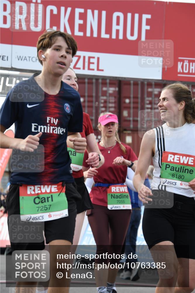 03.10.2026 - Köhlbrandbrückenlauf LenaG. http://msf.ph/oto/10763385 03.10.2026 16:14:36 Ziel 7055, 7100, 7101, 7102, 7256, 7257, 7597, 8180, 8206, 8528, 8529, 8967, 9030, 9319, 9813 meine-sportfotos.de