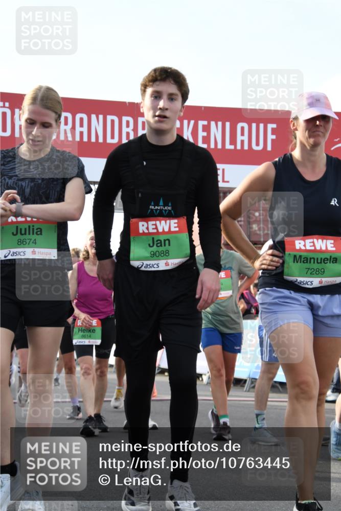03.10.2026 - Köhlbrandbrückenlauf LenaG. http://msf.ph/oto/10763445 03.10.2026 16:16:56 Ziel 7056, 7289, 7658, 7659, 8150, 8161, 8213, 8352, 8442, 8457, 8467, 8614, 8674, 8706, 8904, 9039, 9055, 9088, 9104, 9128, 9321, 9771, 9806 meine-sportfotos.de