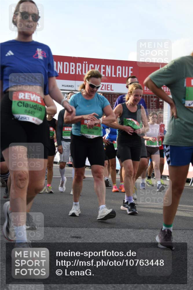 03.10.2026 - Köhlbrandbrückenlauf LenaG. http://msf.ph/oto/10763448 03.10.2026 16:17:01 Ziel 7056, 7289, 7570, 7658, 7659, 8161, 8213, 8442, 8467, 8614, 8674, 8706, 8734, 8775, 8904, 9039, 9055, 9088, 9104, 9128, 9321, 9771, 9806 meine-sportfotos.de