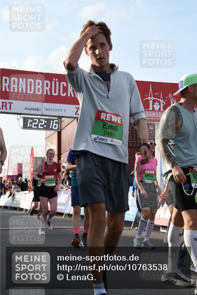 03.10.2026 - Köhlbrandbrückenlauf LenaG. http://msf.ph/oto/10763538 03.10.2026 16:22:16 Ziel 7134, 7140, 7156, 7200, 7201, 7485, 7487, 7651, 7834, 7926, 8436, 8591, 8695, 9014, 9015, 9095, 9307, 9309, 9310, 9346, 9392, 9474, 9691 meine-sportfotos.de