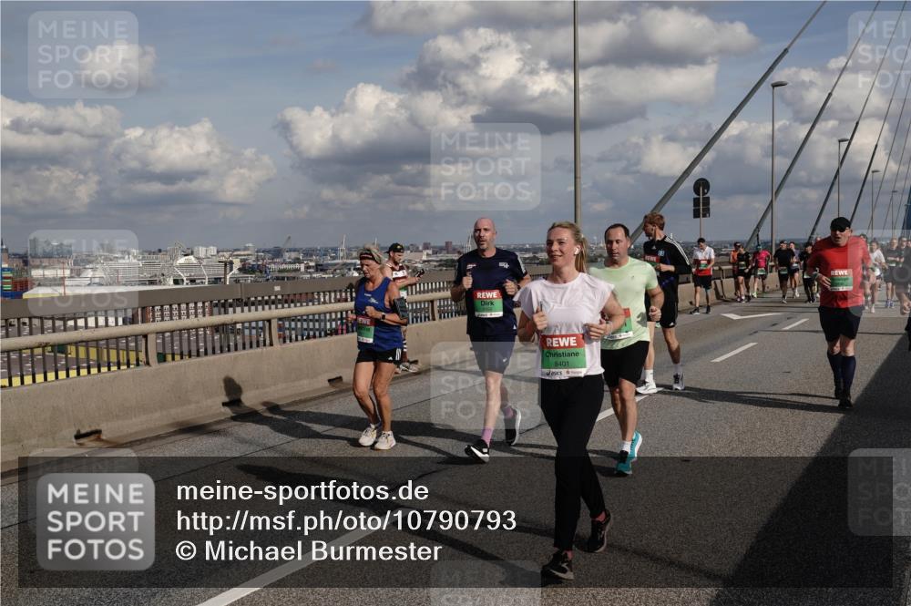 03.10.2026 - Köhlbrandbrückenlauf Michael Burmester http://msf.ph/oto/10790793 03.10.2026 15:29:32 Position 1  meine-sportfotos.de