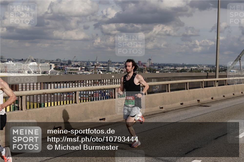 03.10.2026 - Köhlbrandbrückenlauf Michael Burmester http://msf.ph/oto/10793444 03.10.2026 15:16:19 Position 1  meine-sportfotos.de