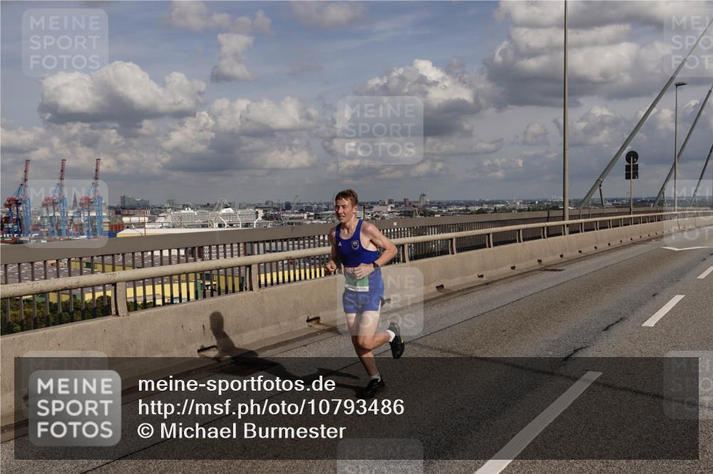 03.10.2026 - Köhlbrandbrückenlauf Michael Burmester http://msf.ph/oto/10793486 03.10.2026 15:18:21 Position 1  meine-sportfotos.de