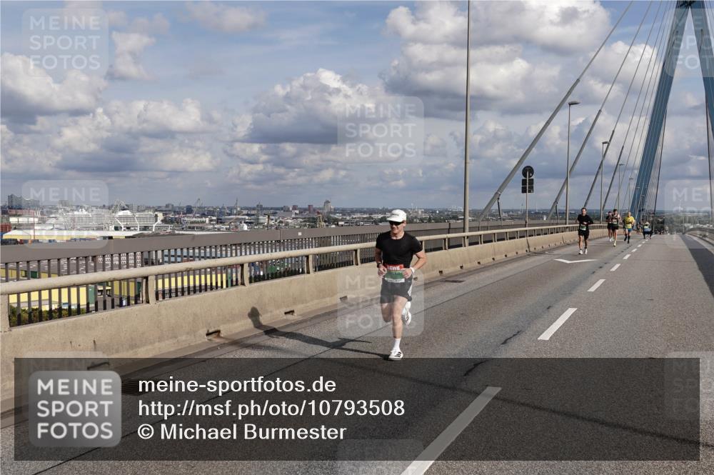 03.10.2026 - Köhlbrandbrückenlauf Michael Burmester http://msf.ph/oto/10793508 03.10.2026 15:18:50 Position 1  meine-sportfotos.de