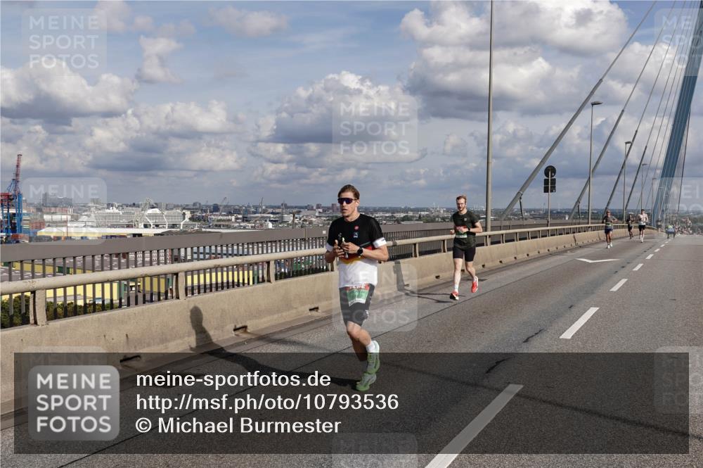 03.10.2026 - Köhlbrandbrückenlauf Michael Burmester http://msf.ph/oto/10793536 03.10.2026 15:19:07 Position 1  meine-sportfotos.de