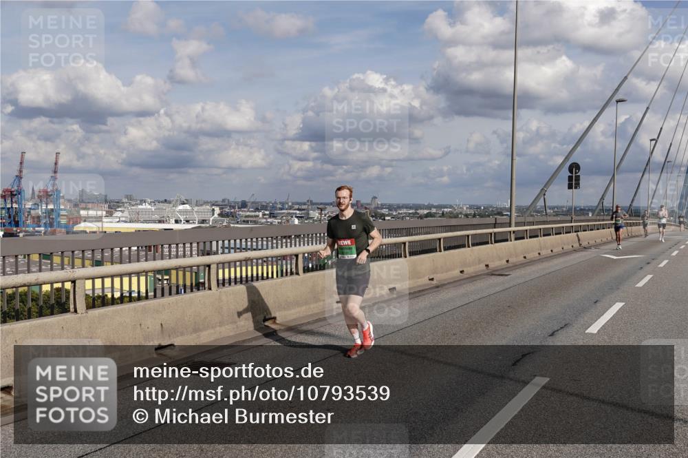 03.10.2026 - Köhlbrandbrückenlauf Michael Burmester http://msf.ph/oto/10793539 03.10.2026 15:19:08 Position 1  meine-sportfotos.de