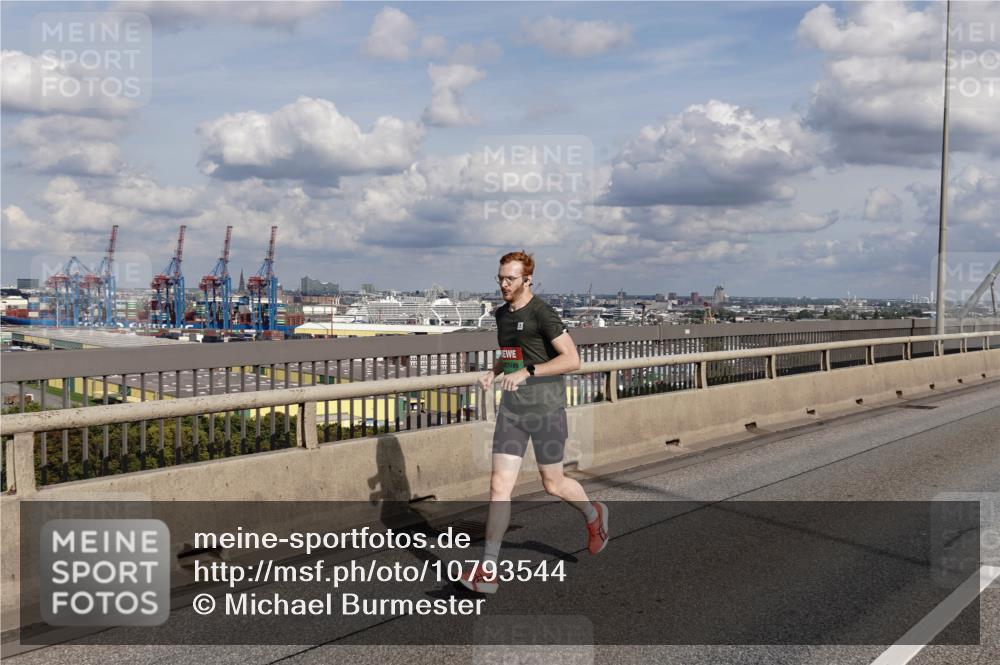 03.10.2026 - Köhlbrandbrückenlauf Michael Burmester http://msf.ph/oto/10793544 03.10.2026 15:19:09 Position 1  meine-sportfotos.de
