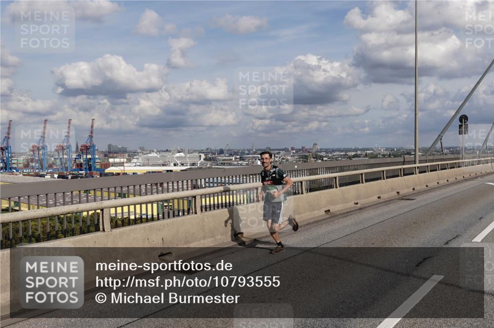 03.10.2026 - Köhlbrandbrückenlauf Michael Burmester http://msf.ph/oto/10793555 03.10.2026 15:19:20 Position 1  meine-sportfotos.de