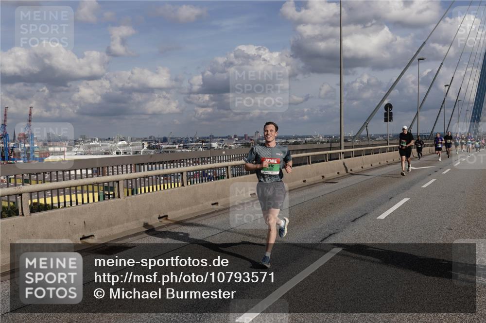 03.10.2026 - Köhlbrandbrückenlauf Michael Burmester http://msf.ph/oto/10793571 03.10.2026 15:19:34 Position 1  meine-sportfotos.de