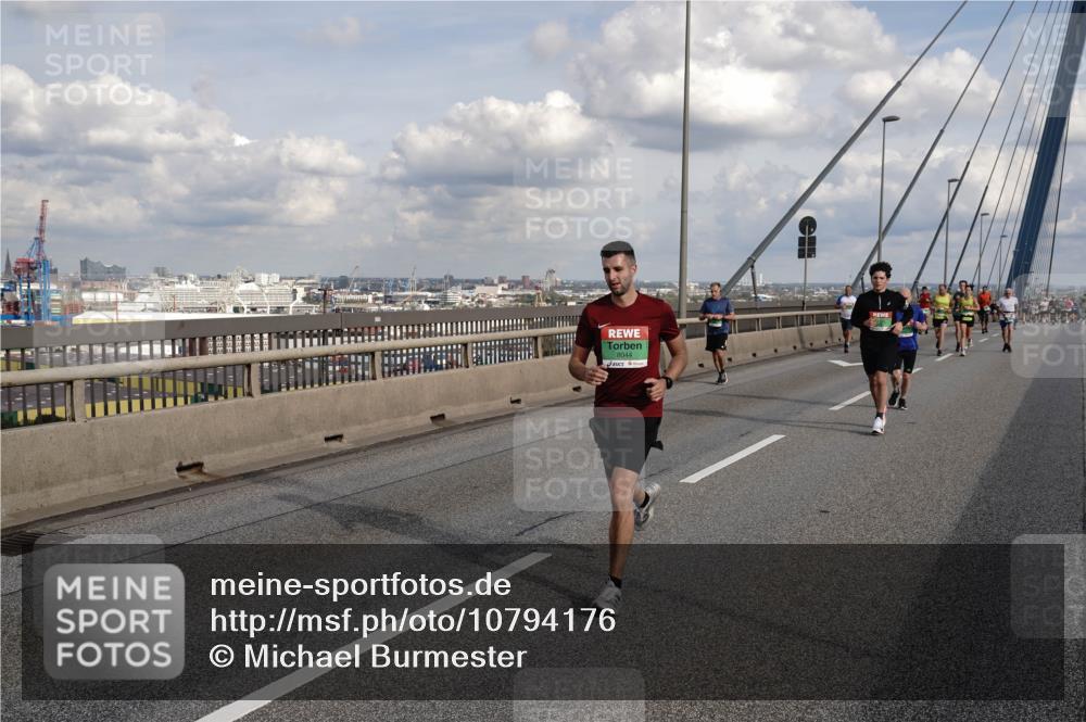 03.10.2026 - Köhlbrandbrückenlauf Michael Burmester http://msf.ph/oto/10794176 03.10.2026 15:22:59 Position 1  meine-sportfotos.de