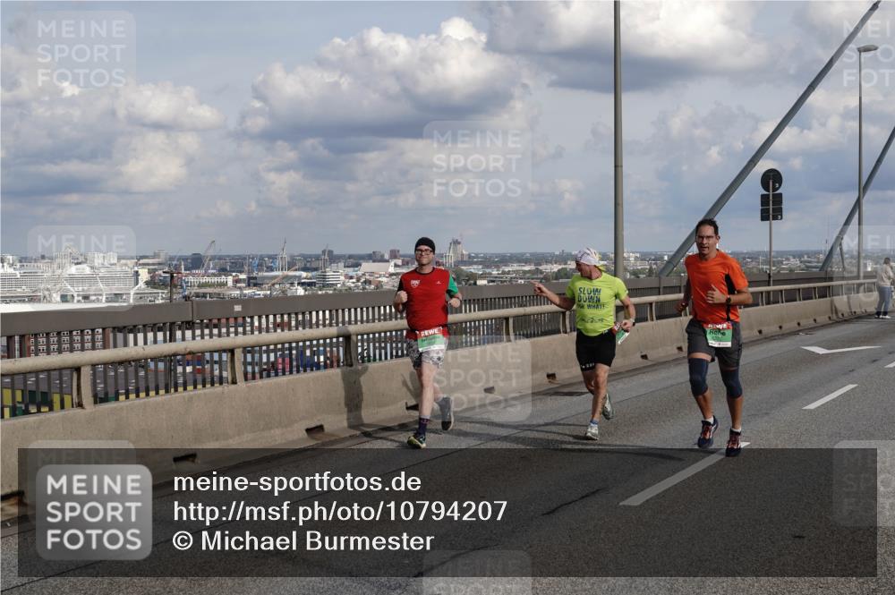 03.10.2026 - Köhlbrandbrückenlauf Michael Burmester http://msf.ph/oto/10794207 03.10.2026 15:23:11 Position 1  meine-sportfotos.de