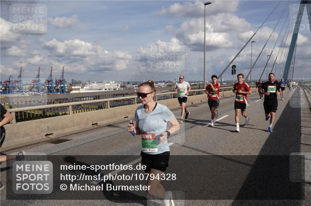 03.10.2026 - Köhlbrandbrückenlauf Michael Burmester http://msf.ph/oto/10794328 03.10.2026 15:23:44 Position 1  meine-sportfotos.de