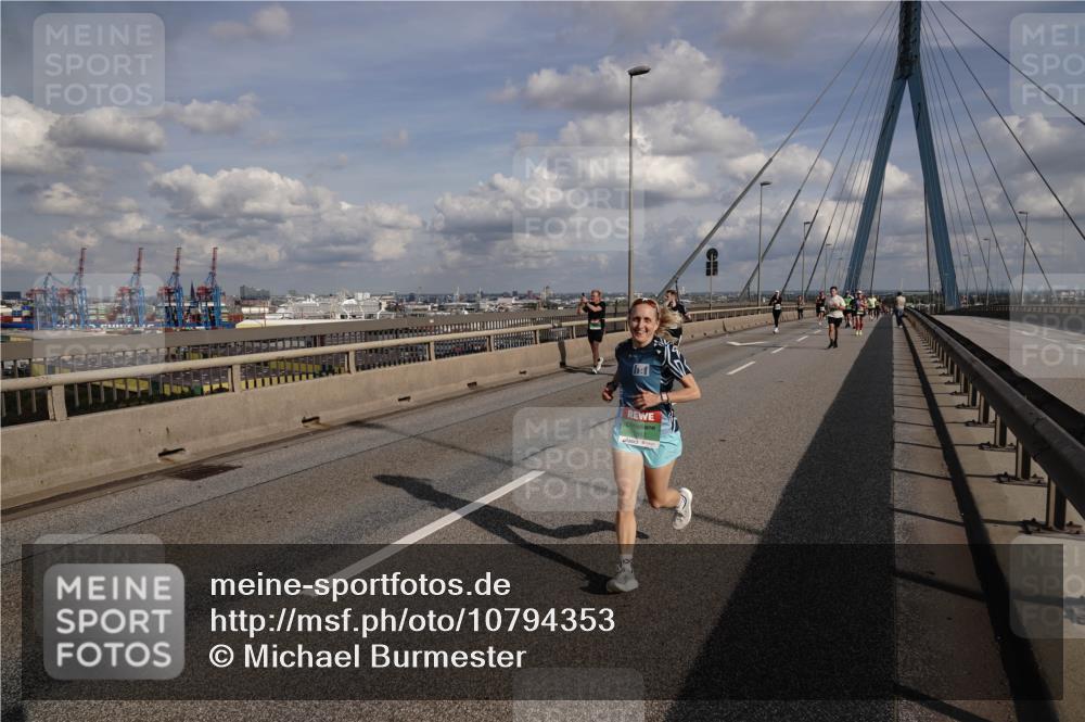 03.10.2026 - Köhlbrandbrückenlauf Michael Burmester http://msf.ph/oto/10794353 03.10.2026 15:23:55 Position 1  meine-sportfotos.de