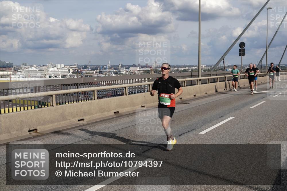 03.10.2026 - Köhlbrandbrückenlauf Michael Burmester http://msf.ph/oto/10794397 03.10.2026 15:24:14 Position 1  meine-sportfotos.de