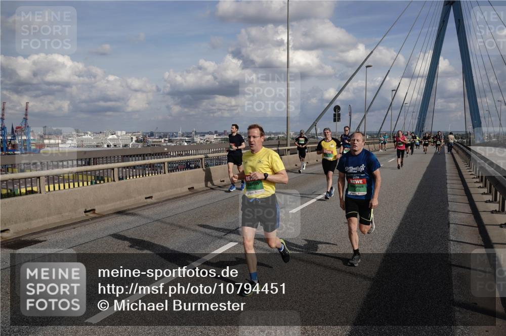 03.10.2026 - Köhlbrandbrückenlauf Michael Burmester http://msf.ph/oto/10794451 03.10.2026 15:24:33 Position 1  meine-sportfotos.de