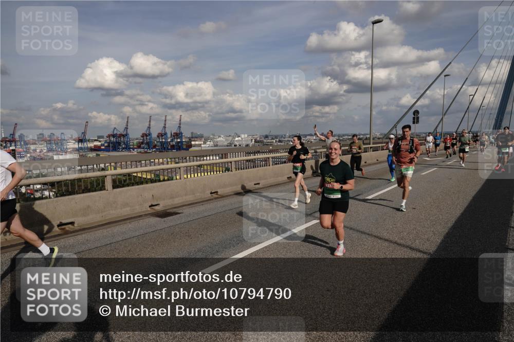 03.10.2026 - Köhlbrandbrückenlauf Michael Burmester http://msf.ph/oto/10794790 03.10.2026 15:26:06 Position 1  meine-sportfotos.de