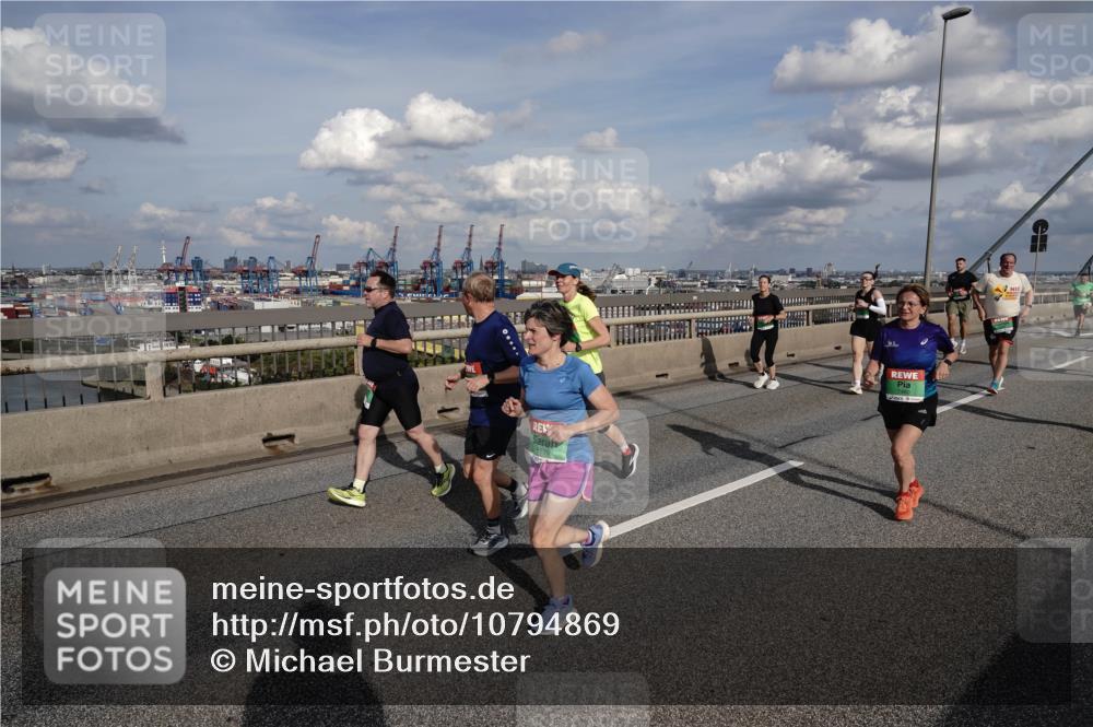 03.10.2026 - Köhlbrandbrückenlauf Michael Burmester http://msf.ph/oto/10794869 03.10.2026 15:26:29 Position 1  meine-sportfotos.de