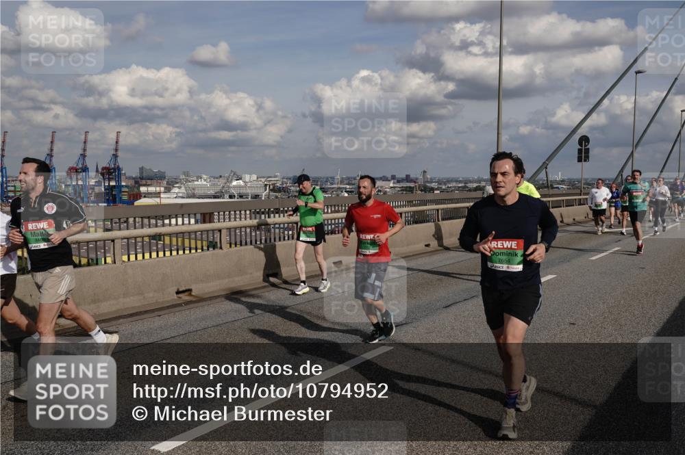 03.10.2026 - Köhlbrandbrückenlauf Michael Burmester http://msf.ph/oto/10794952 03.10.2026 15:26:51 Position 1  meine-sportfotos.de
