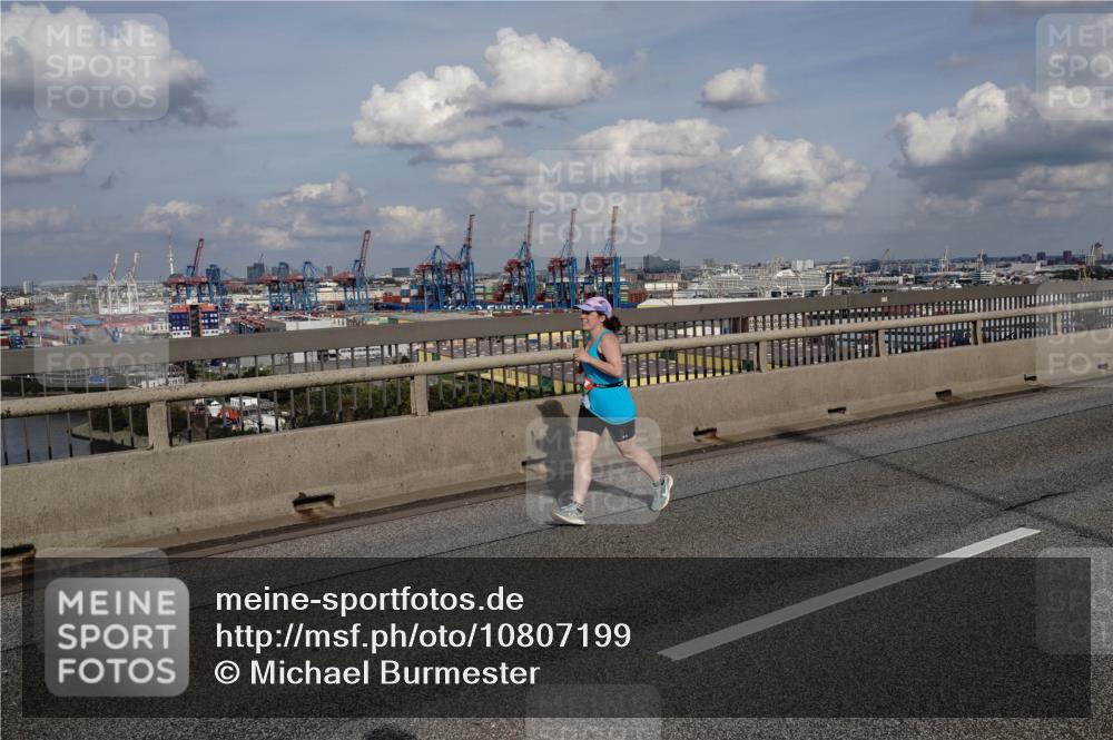 03.10.2026 - Köhlbrandbrückenlauf Michael Burmester http://msf.ph/oto/10807199 03.10.2026 15:28:00 Position 1  meine-sportfotos.de