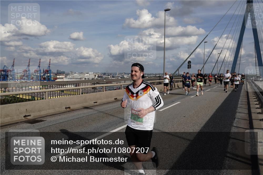 03.10.2026 - Köhlbrandbrückenlauf Michael Burmester http://msf.ph/oto/10807207 03.10.2026 15:28:02 Position 1 9540 meine-sportfotos.de