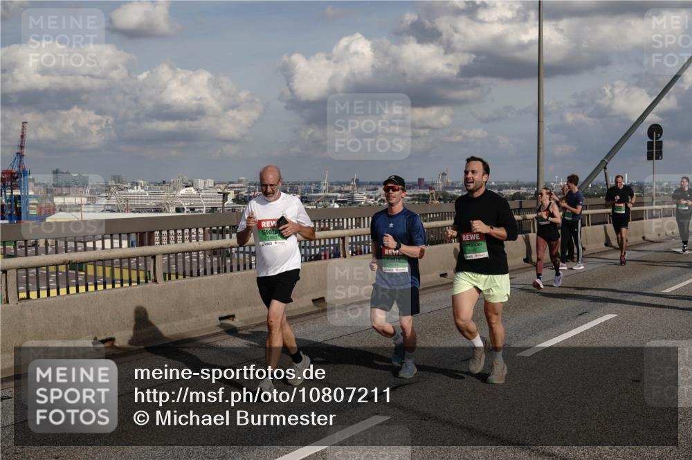 03.10.2026 - Köhlbrandbrückenlauf Michael Burmester http://msf.ph/oto/10807211 03.10.2026 15:28:05 Position 1  meine-sportfotos.de