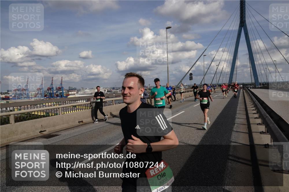 03.10.2026 - Köhlbrandbrückenlauf Michael Burmester http://msf.ph/oto/10807244 03.10.2026 15:28:16 Position 1 8003 meine-sportfotos.de