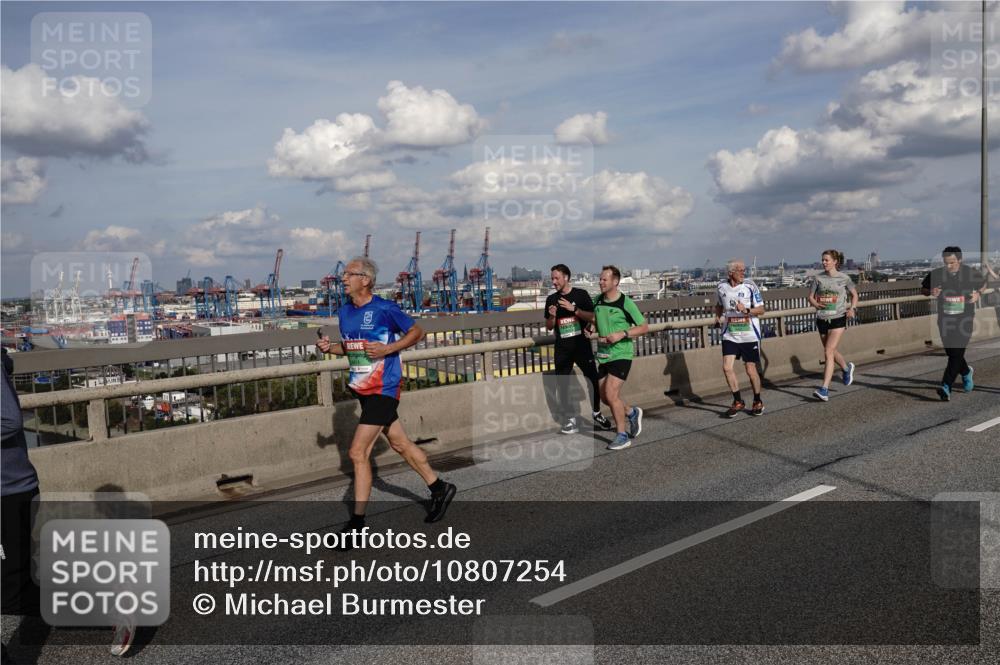 03.10.2026 - Köhlbrandbrückenlauf Michael Burmester http://msf.ph/oto/10807254 03.10.2026 15:28:19 Position 1 2 meine-sportfotos.de
