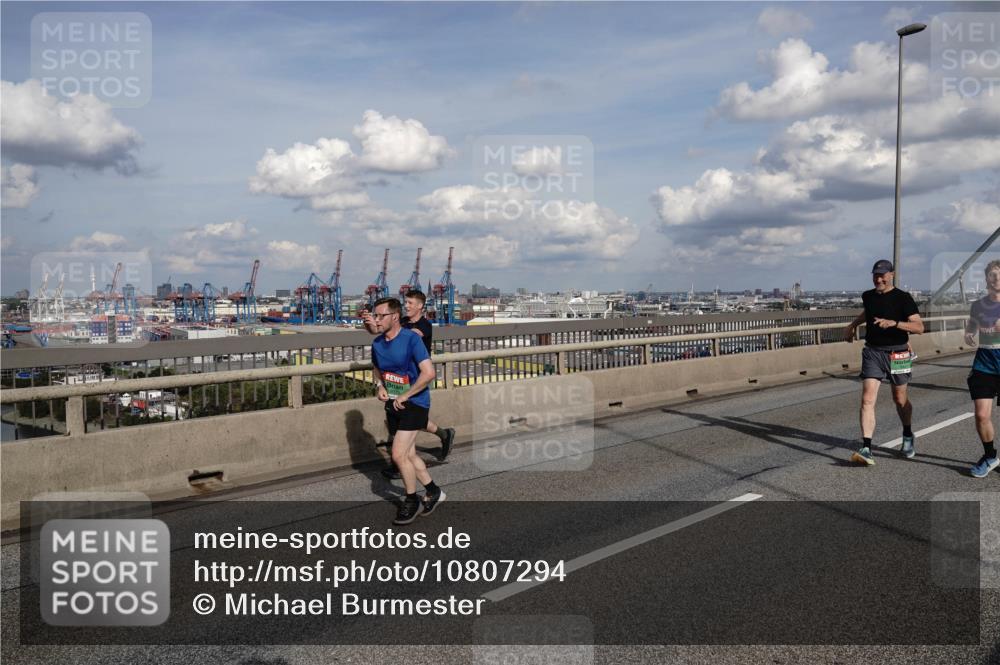 03.10.2026 - Köhlbrandbrückenlauf Michael Burmester http://msf.ph/oto/10807294 03.10.2026 15:28:31 Position 1  meine-sportfotos.de