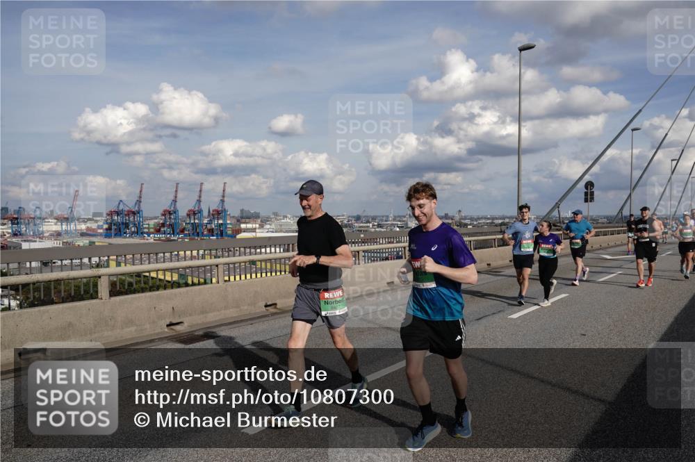 03.10.2026 - Köhlbrandbrückenlauf Michael Burmester http://msf.ph/oto/10807300 03.10.2026 15:28:32 Position 1 8427 meine-sportfotos.de