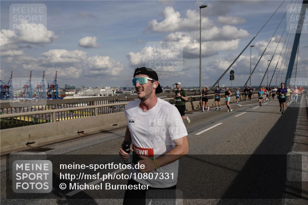 03.10.2026 - Köhlbrandbrückenlauf Michael Burmester http://msf.ph/oto/10807331 03.10.2026 15:28:41 Position 1  meine-sportfotos.de