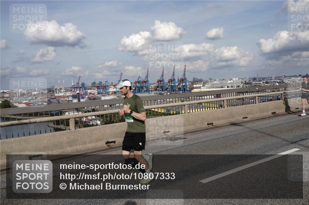 03.10.2026 - Köhlbrandbrückenlauf Michael Burmester http://msf.ph/oto/10807333 03.10.2026 15:28:43 Position 1  meine-sportfotos.de