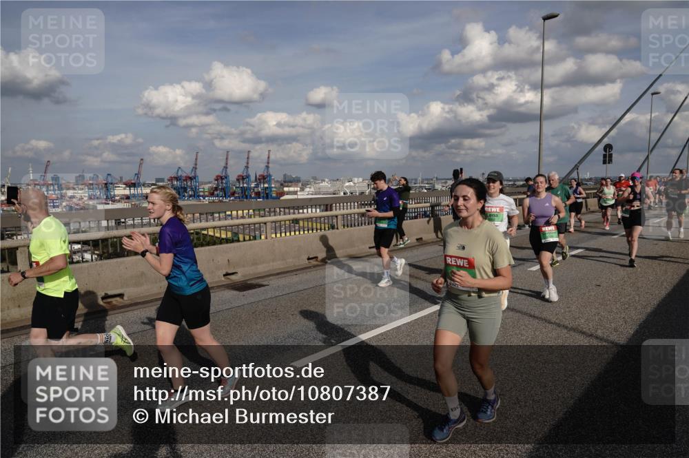03.10.2026 - Köhlbrandbrückenlauf Michael Burmester http://msf.ph/oto/10807387 03.10.2026 15:29:00 Position 1  meine-sportfotos.de
