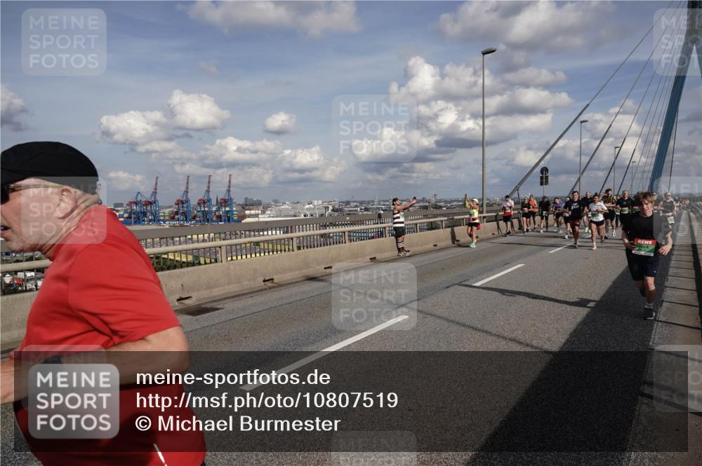 03.10.2026 - Köhlbrandbrückenlauf Michael Burmester http://msf.ph/oto/10807519 03.10.2026 15:29:36 Position 1  meine-sportfotos.de