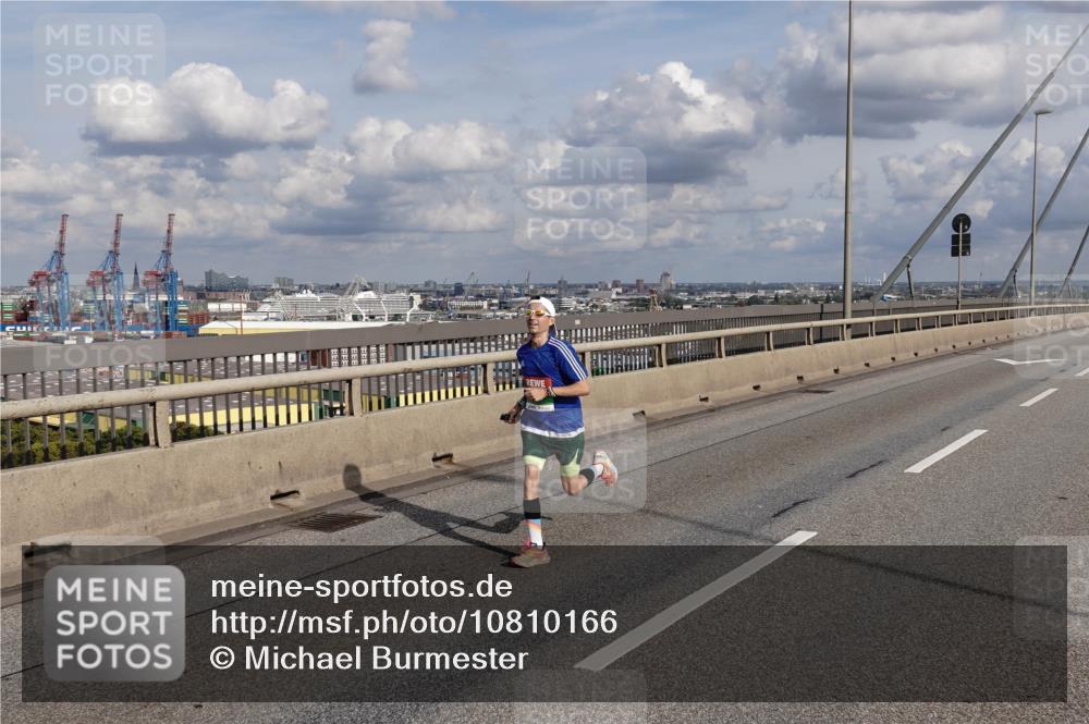 03.10.2026 - Köhlbrandbrückenlauf Michael Burmester http://msf.ph/oto/10810166 03.10.2026 15:17:37 Position 1  meine-sportfotos.de
