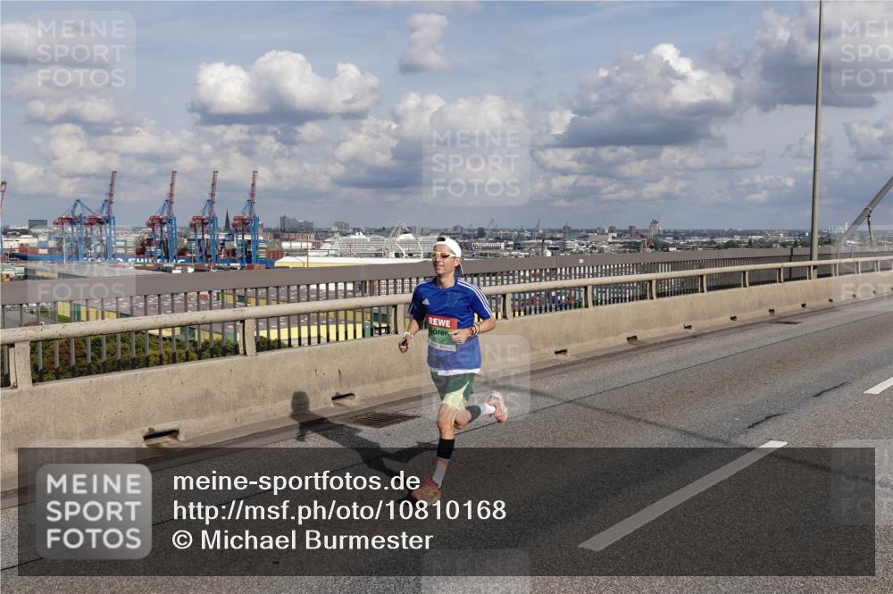 03.10.2026 - Köhlbrandbrückenlauf Michael Burmester http://msf.ph/oto/10810168 03.10.2026 15:17:38 Position 1  meine-sportfotos.de