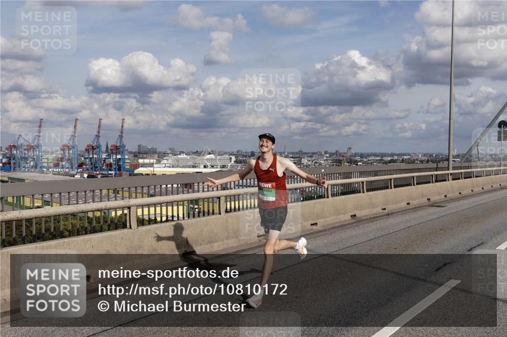 03.10.2026 - Köhlbrandbrückenlauf Michael Burmester http://msf.ph/oto/10810172 03.10.2026 15:17:58 Position 1  meine-sportfotos.de