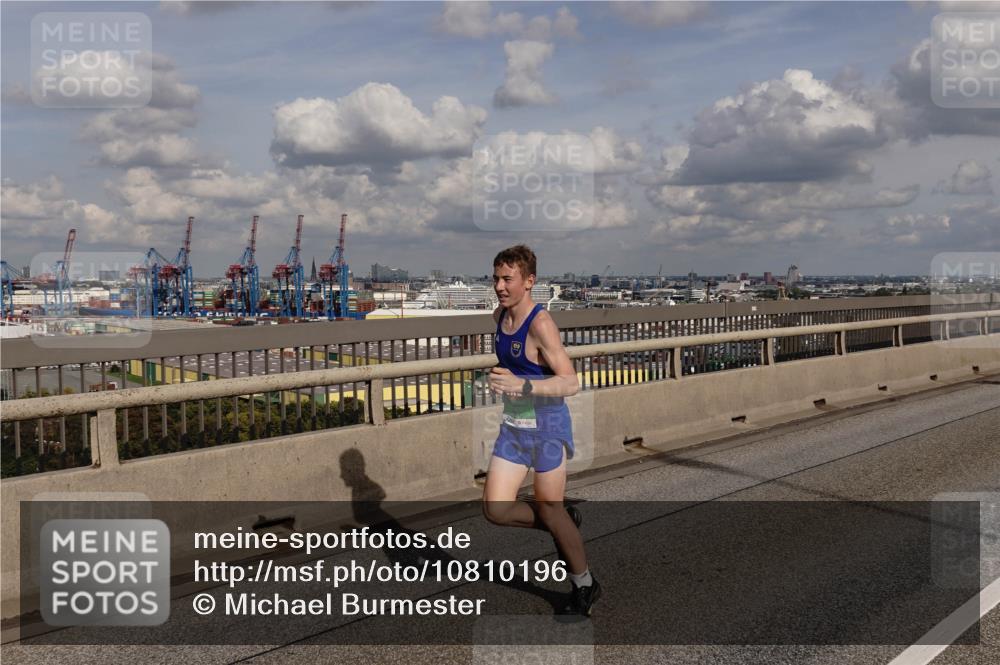 03.10.2026 - Köhlbrandbrückenlauf Michael Burmester http://msf.ph/oto/10810196 03.10.2026 15:18:21 Position 1  meine-sportfotos.de