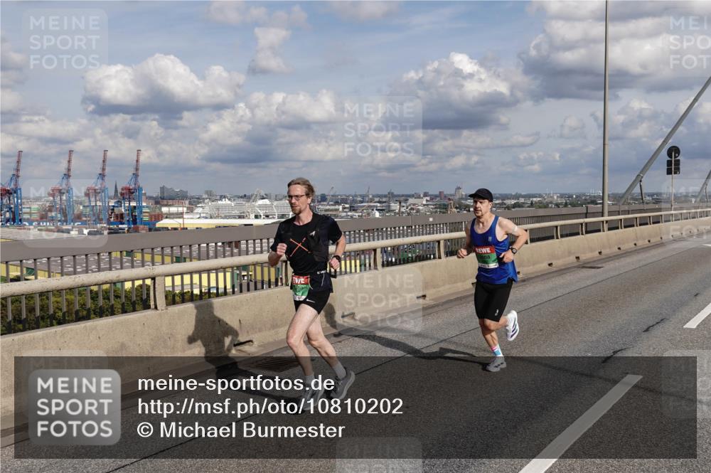 03.10.2026 - Köhlbrandbrückenlauf Michael Burmester http://msf.ph/oto/10810202 03.10.2026 15:18:30 Position 1  meine-sportfotos.de