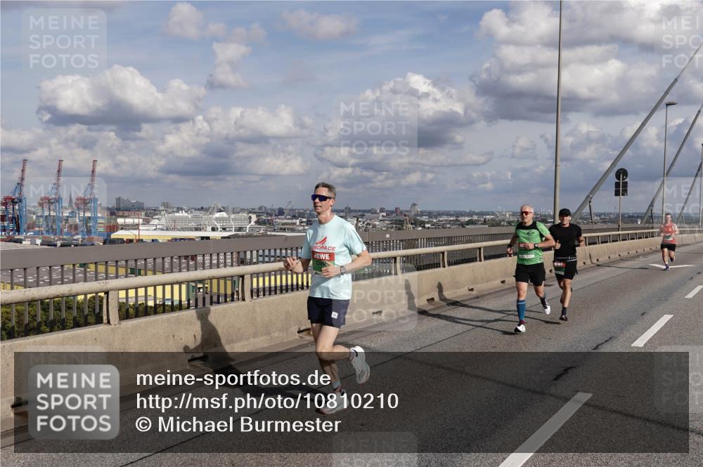 03.10.2026 - Köhlbrandbrückenlauf Michael Burmester http://msf.ph/oto/10810210 03.10.2026 15:18:42 Position 1  meine-sportfotos.de