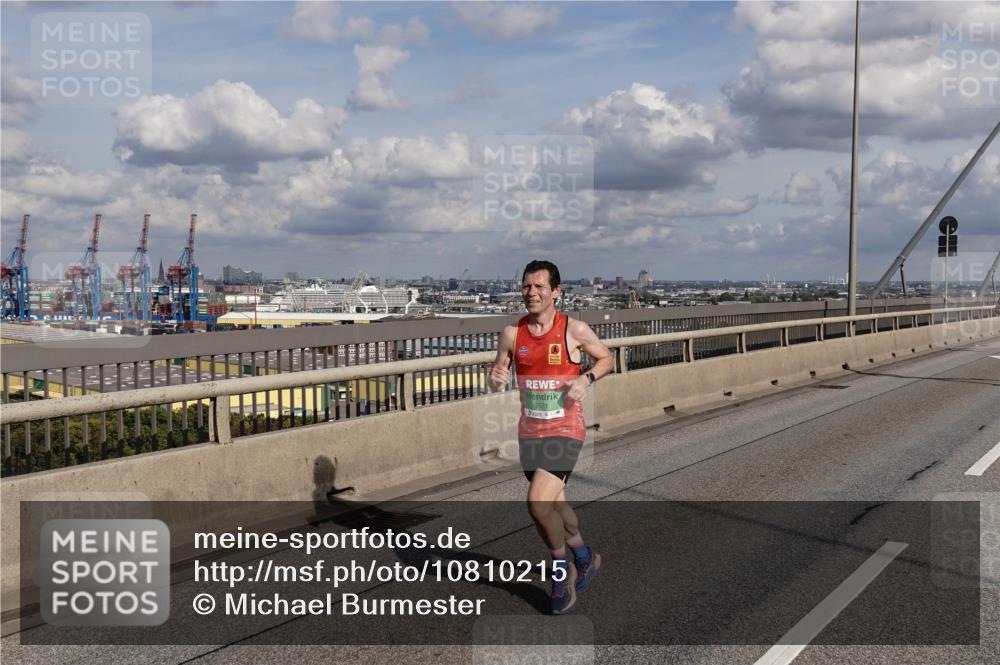 03.10.2026 - Köhlbrandbrückenlauf Michael Burmester http://msf.ph/oto/10810215 03.10.2026 15:18:47 Position 1  meine-sportfotos.de