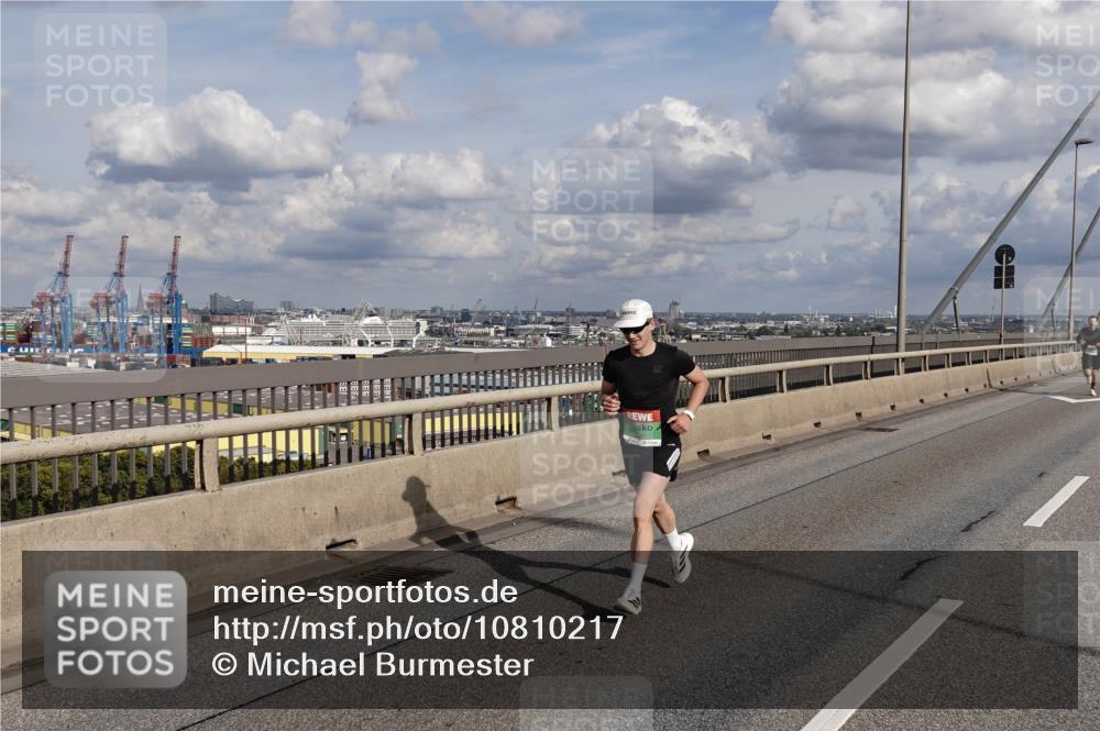 03.10.2026 - Köhlbrandbrückenlauf Michael Burmester http://msf.ph/oto/10810217 03.10.2026 15:18:51 Position 1  meine-sportfotos.de