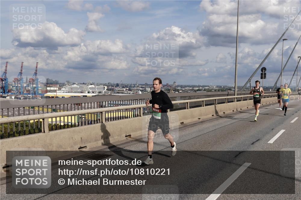 03.10.2026 - Köhlbrandbrückenlauf Michael Burmester http://msf.ph/oto/10810221 03.10.2026 15:18:56 Position 1  meine-sportfotos.de