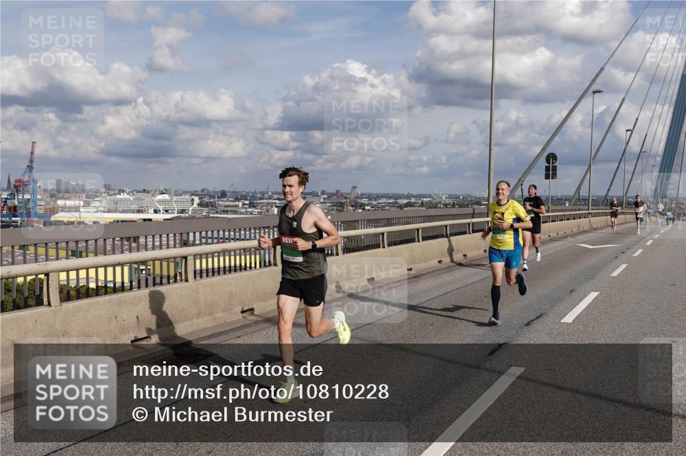 03.10.2026 - Köhlbrandbrückenlauf Michael Burmester http://msf.ph/oto/10810228 03.10.2026 15:18:59 Position 1  meine-sportfotos.de