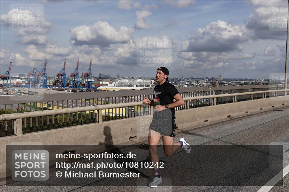 03.10.2026 - Köhlbrandbrückenlauf Michael Burmester http://msf.ph/oto/10810242 03.10.2026 15:19:02 Position 1  meine-sportfotos.de