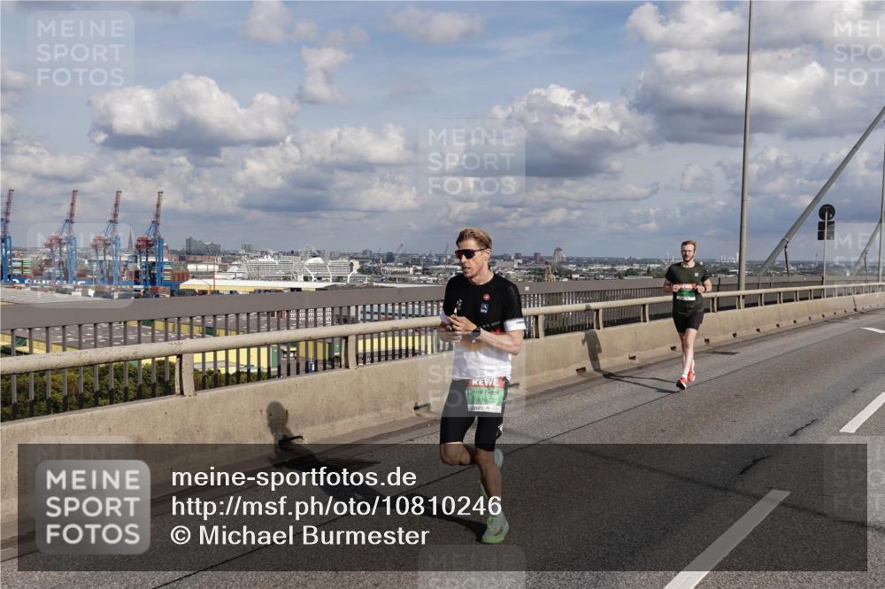 03.10.2026 - Köhlbrandbrückenlauf Michael Burmester http://msf.ph/oto/10810246 03.10.2026 15:19:07 Position 1  meine-sportfotos.de