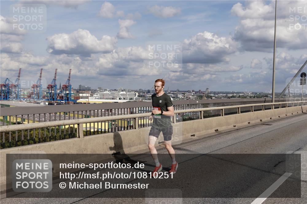 03.10.2026 - Köhlbrandbrückenlauf Michael Burmester http://msf.ph/oto/10810251 03.10.2026 15:19:08 Position 1  meine-sportfotos.de