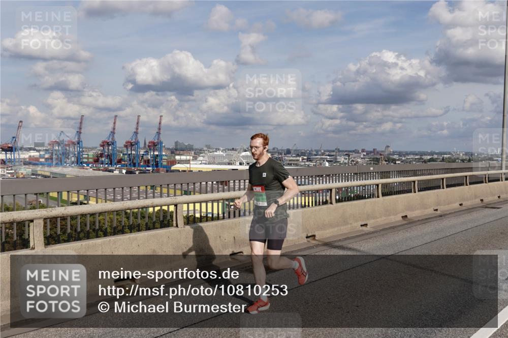 03.10.2026 - Köhlbrandbrückenlauf Michael Burmester http://msf.ph/oto/10810253 03.10.2026 15:19:09 Position 1  meine-sportfotos.de