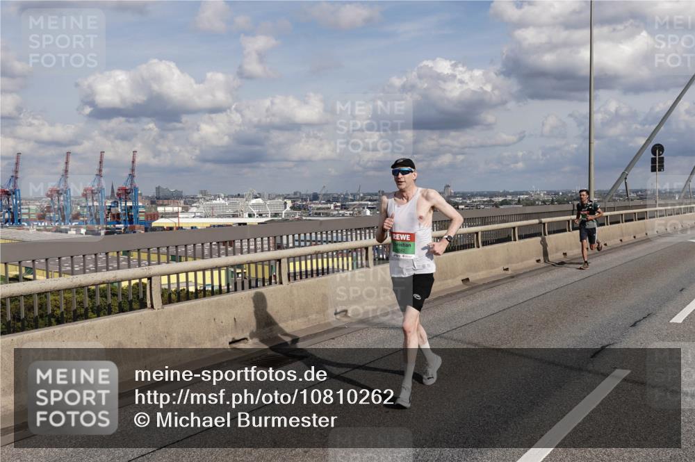 03.10.2026 - Köhlbrandbrückenlauf Michael Burmester http://msf.ph/oto/10810262 03.10.2026 15:19:18 Position 1  meine-sportfotos.de